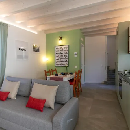 Apartment Mamma Ciccia - Modern In The Historic Centre Mandello del Lario